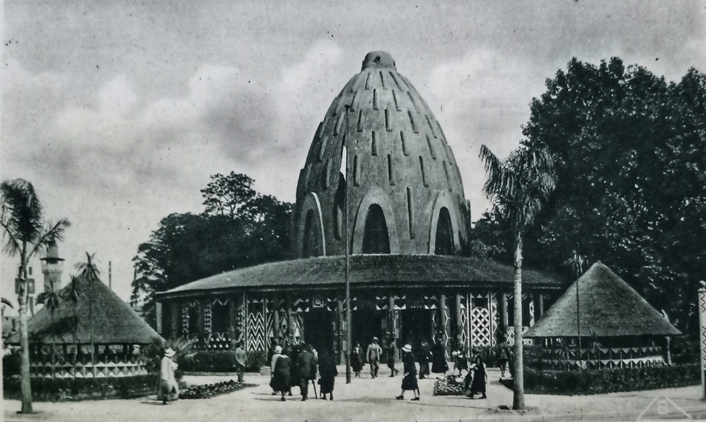 The “palaces of African kingdoms” you mention were usually temporary pavilions built to evoke idealized versions of African royal architecture